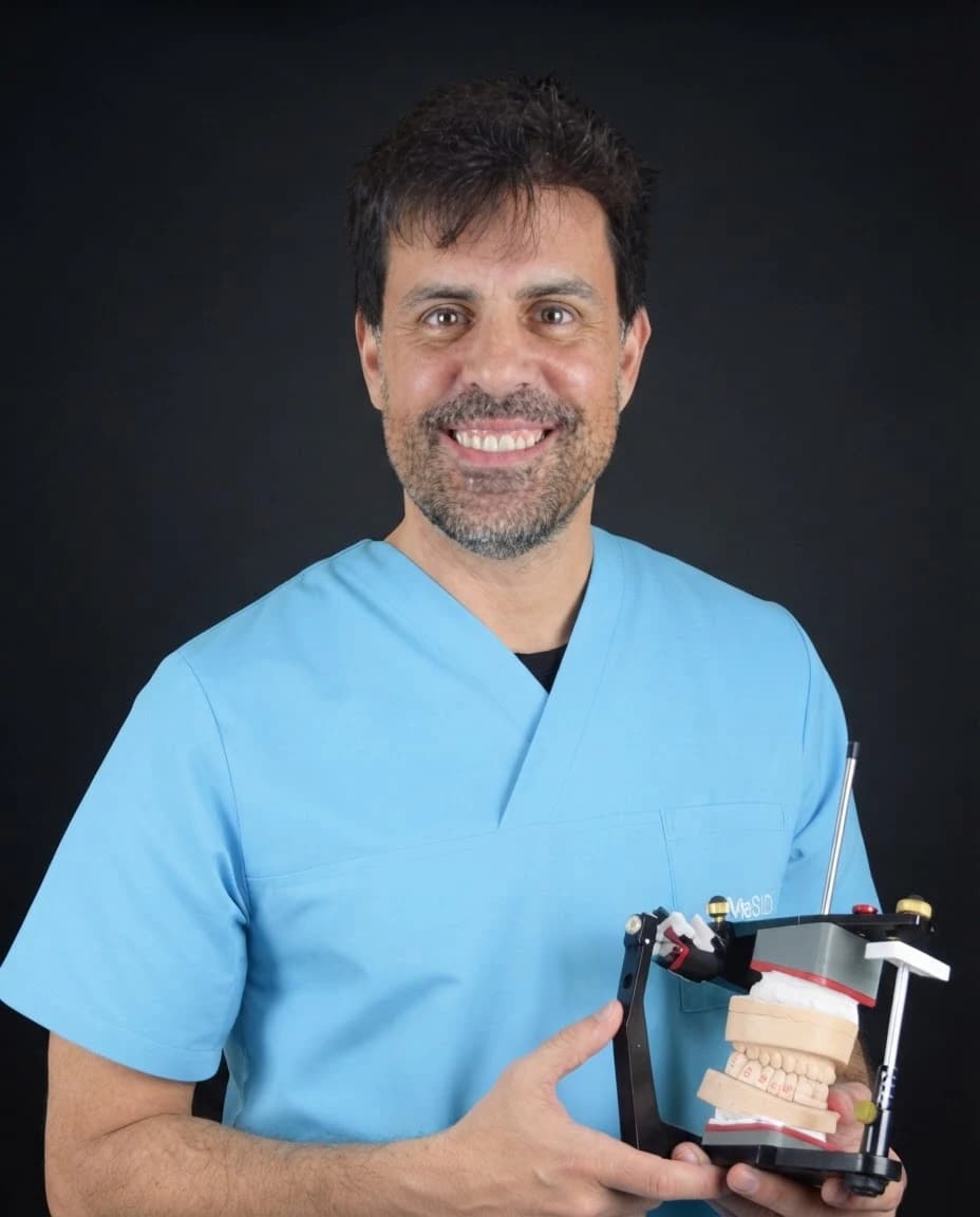 Prof. Doutor Hélder Nunes Costa com um articulador VieSID